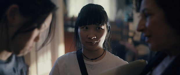 
            
                eine junge Frau zwischen zwei anderen Frauen
            
        