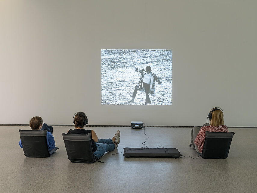[Translate to English:] Ausstellungsansicht: nowhere / now here. Ein Performancefestival