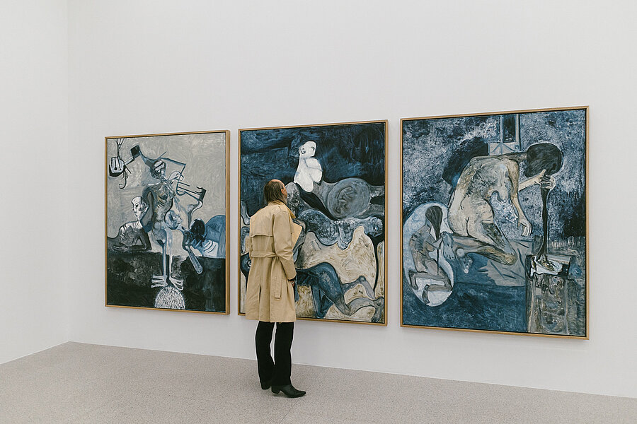 Visitors in the Tobias Pils. Shh exhibition at mumok, standing in front of color-reduced paintings.