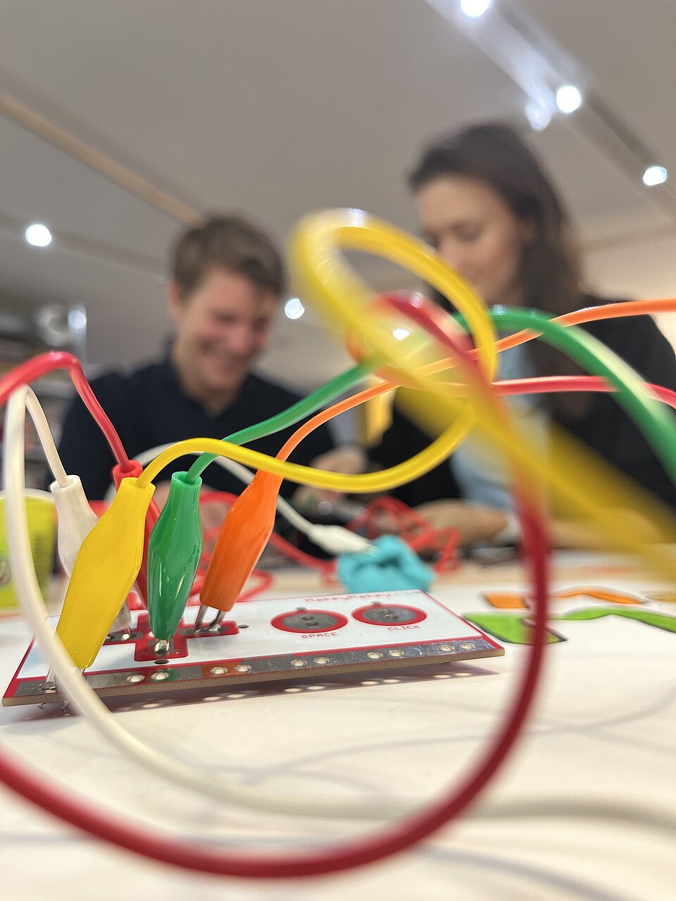 
            
                Utensilien aus dem Makey Makey Workshop im mumok
            
        