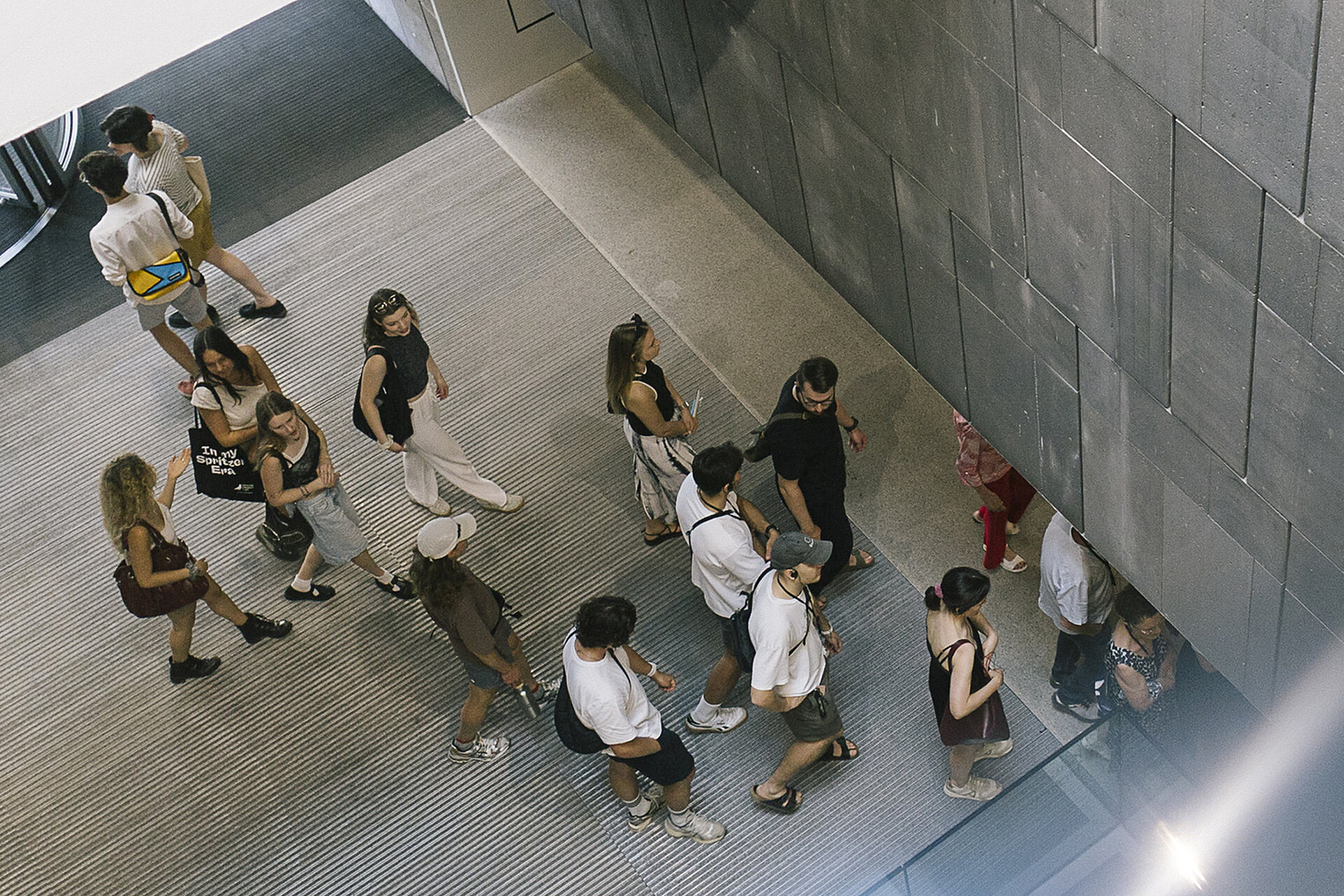 Menschen von oben fotografiert im mumok Foyer
