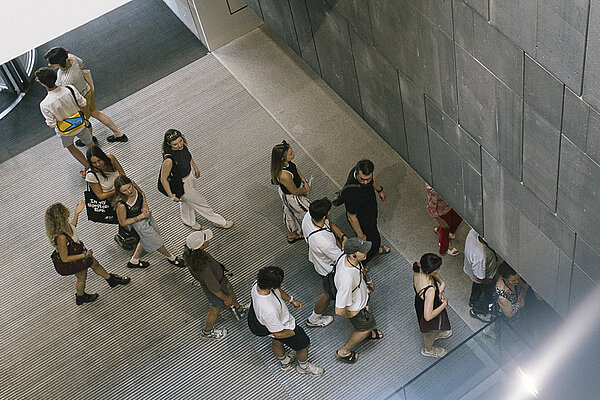 Menschen von oben fotografiert im mumok Foyer