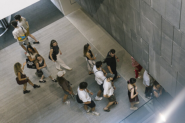 
            
                Menschen von oben fotografiert im mumok Foyer
            
        