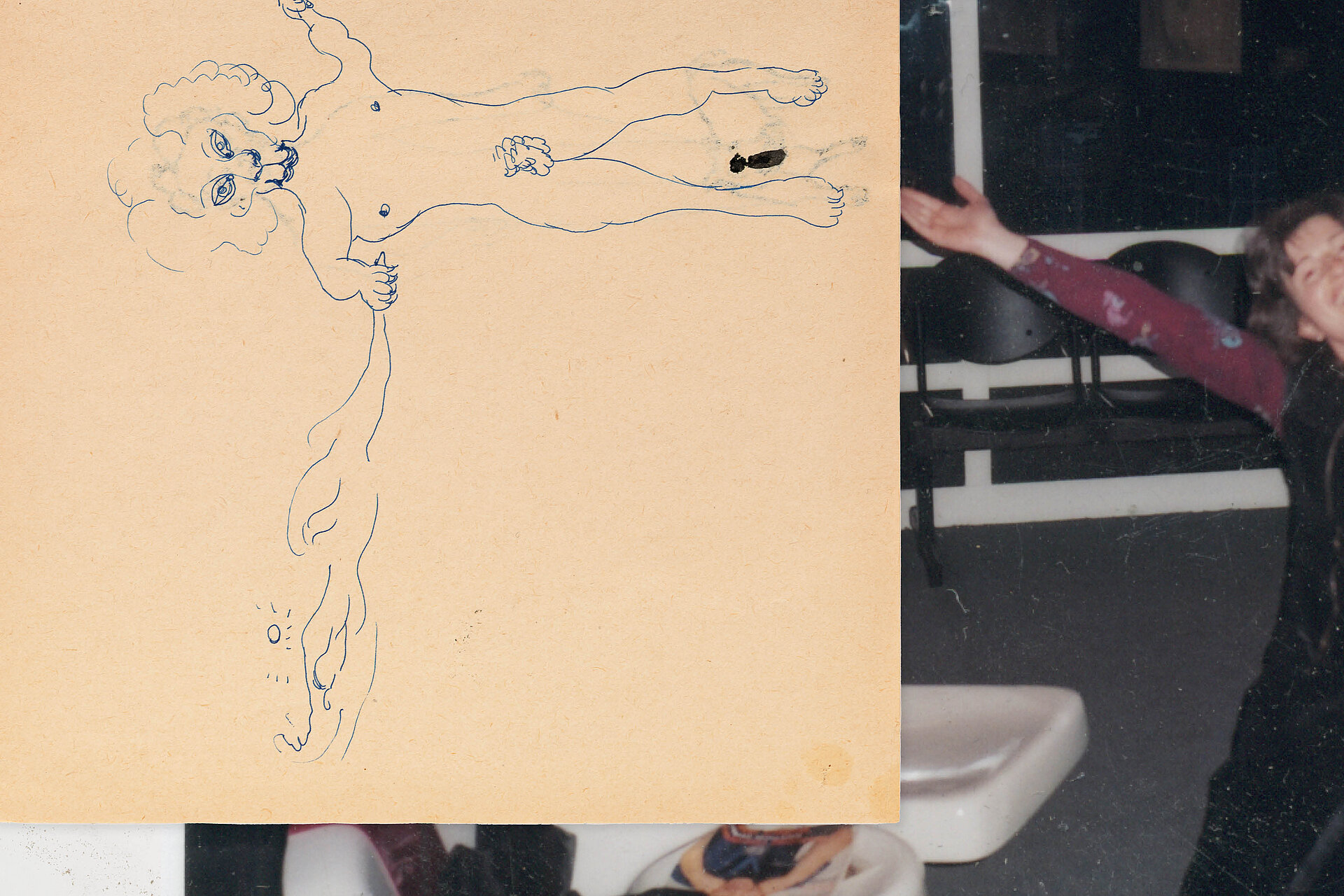 Linienzeichnung einer schwebenden, figuralen Gestalt auf gelbem Papier, kombiniert mit einem angeschnittenen Farbfoto im Hintergrund. / Line drawing of a floating figure on yellow paper, combined with a partially visible color photograph in the background.
