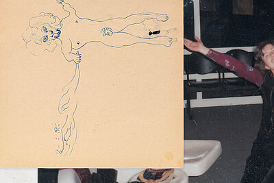 Linienzeichnung einer schwebenden, figuralen Gestalt auf gelbem Papier, kombiniert mit einem angeschnittenen Farbfoto im Hintergrund. / Line drawing of a floating figure on yellow paper, combined with a partially visible color photograph in the background.