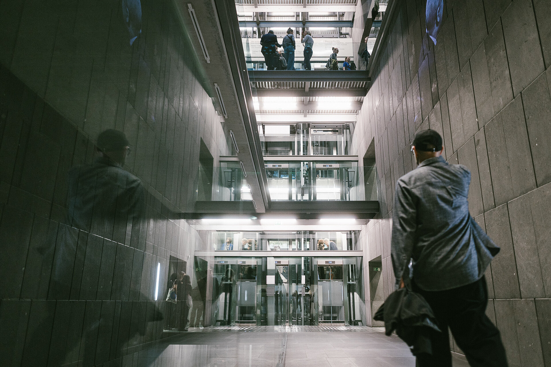 
            
                Menschen im mumok Treppenhaus / people in mumok staircase
            
        