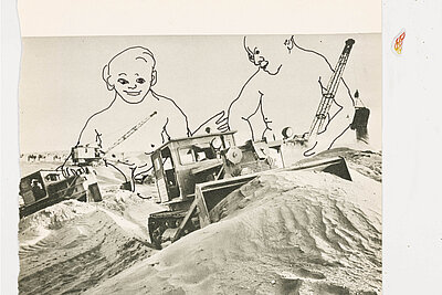 Montage aus historischem Foto von Baumaschinen und darüber gesetzten gezeichneten Figuren im Maßstabsbruch. / Montage combining a historical photograph of construction machines with superimposed drawn figures at a different scale.
