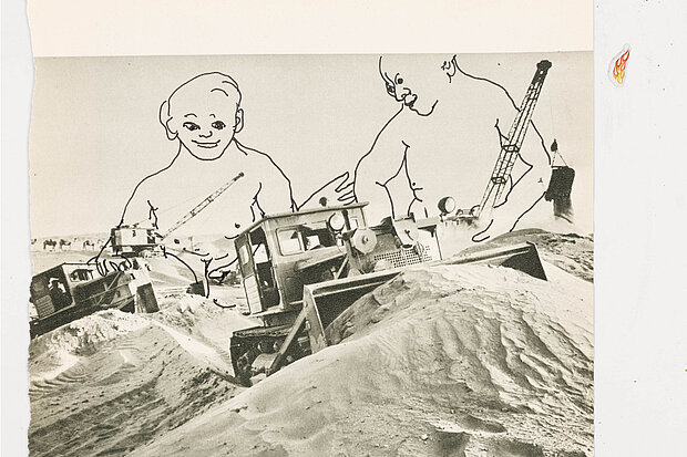 
            
                Montage aus historischem Foto von Baumaschinen und darüber gesetzten gezeichneten Figuren im Maßstabsbruch. / Montage combining a historical photograph of construction machines with superimposed drawn figures at a different scale.
            
        