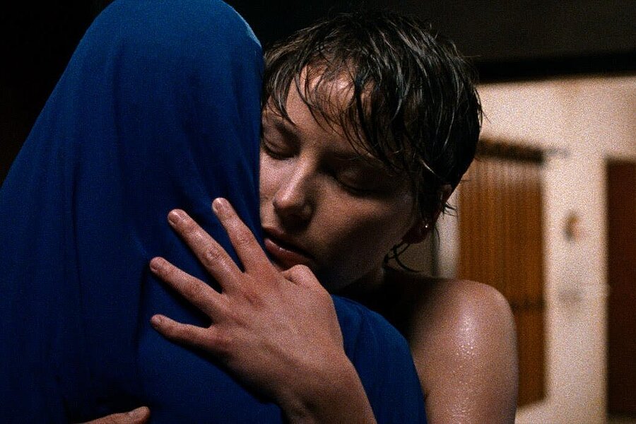Filmstill, eine Frau umarmt eine Frau mit Hijab