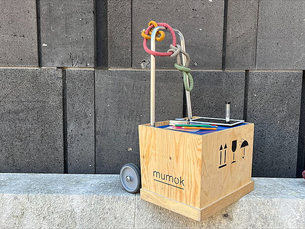 
            
                KinderkunstTransporter mit Bastelutensilien für Kinder
            
        