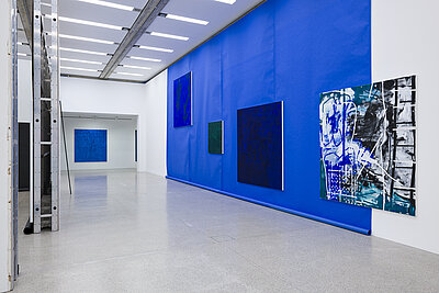 Ausstellungsansicht mit großformatigen Arbeiten auf blauer und weißer Wand
