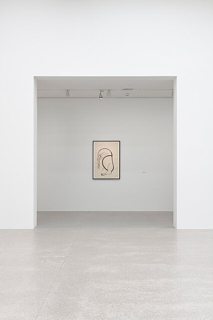 Blick in die Ausstellung Tobias Pils. Shh im mumok, zu sehen sind Gemälde im Ausstellungsraum.