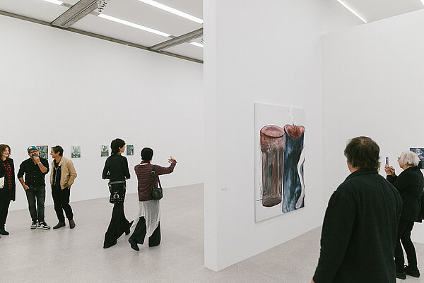 Menschen in der Ausstellung Tobias Pils. Shh im mumok vor farbreduzierten Bildern