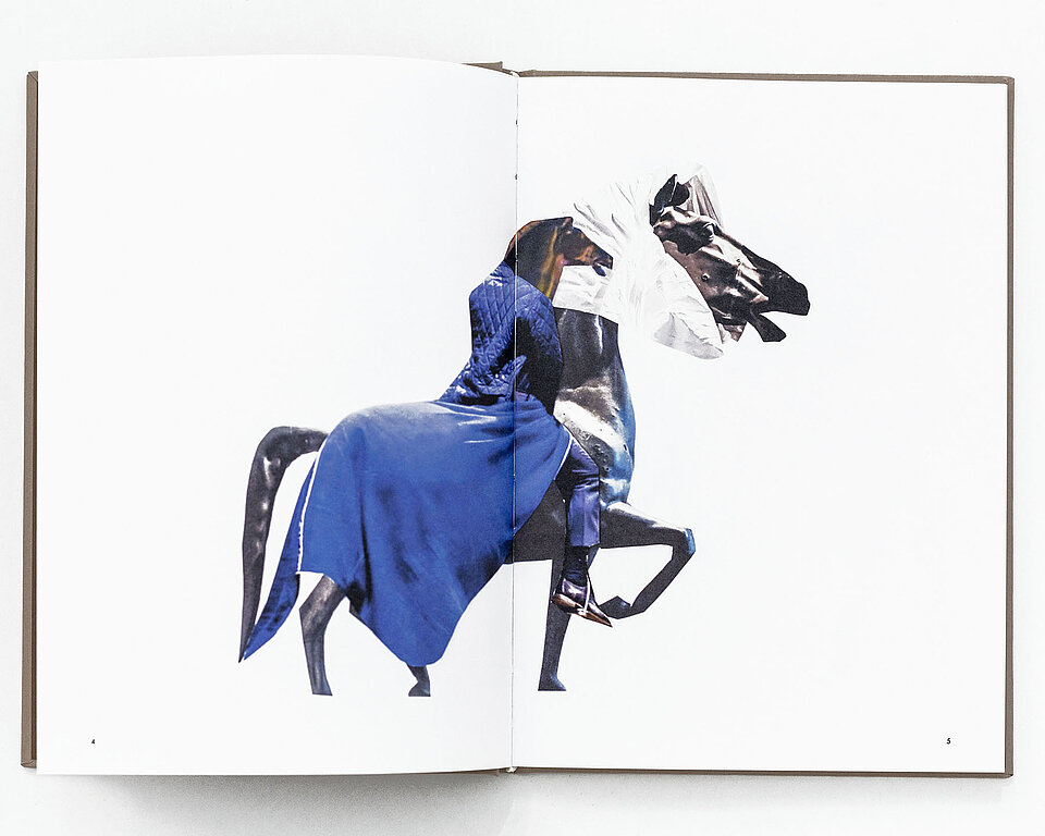 
            
                Aufgeschlagenes Buch vor weißem Hintergrund mit einer collageartigen Darstellung einer Figur auf einem Pferd, kombiniert aus fotografischen Fragmenten und Texturen. / Open book against a white background showing a collage-like depiction of a figure on a horse composed of photographic fragments and textures.
            
        