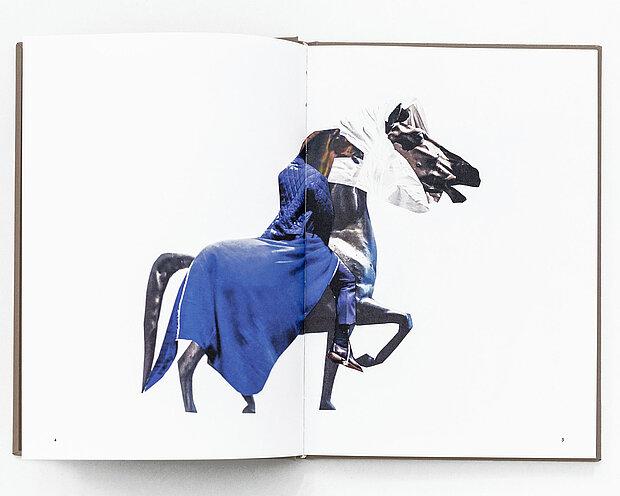 
            
                Aufgeschlagenes Buch vor weißem Hintergrund mit einer collageartigen Darstellung einer Figur auf einem Pferd, kombiniert aus fotografischen Fragmenten und Texturen. / Open book against a white background showing a collage-like depiction of a figure on a horse composed of photographic fragments and textures.
            
        