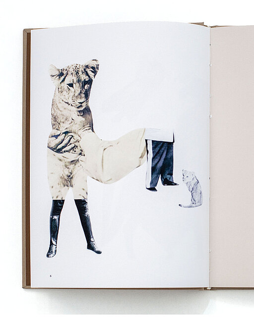 Aufgeschlagenes Buch vor weißem Hintergrund mit einer collageartigen Figur, die Körperteile und Tierdarstellungen kombiniert. / Open book against a white background showing a collage figure combining human body parts and animal representations.