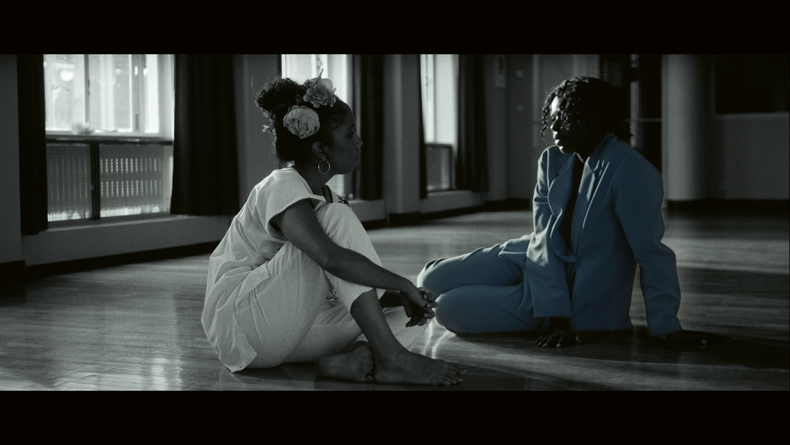 Schwarz-Weiß Filmstill von patricia kaersenhout aus Le retour des femmes colibris