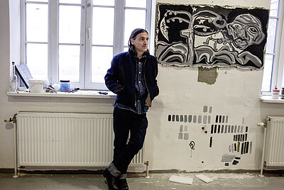 Portrait von Tobias Pils in seinem Atelier