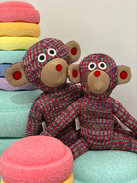 mumok Kuscheltierbuddy: bunte Affen-Stofftiere für Kinder