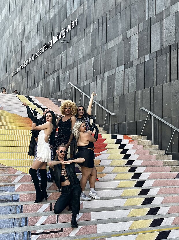 
            
                Menschen beim Voguing auf der mumok Treppe
            
        