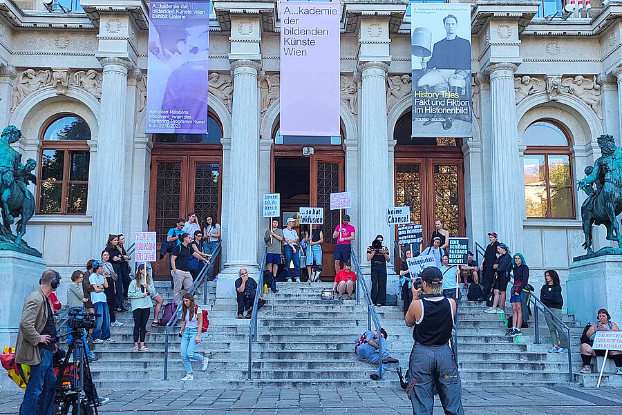 Menschen am Haupteingang eines alten Gebäudes während einer Performance