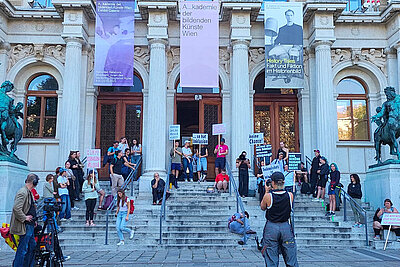 Menschen am Haupteingang eines alten Gebäudes während einer Performance