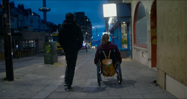 
            
                links eine stehende Person, rechts eine Person, die einen Rollstuhl benutzt
            
        