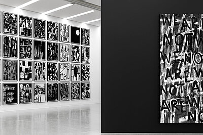 Blick in eine Ausstellung von Adam Pendleton, an den Wänden hängen schwarz-weiße abstrakte Kunstwerke