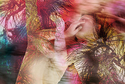 Mehrfachbelichtete Bildkomposition mit überlagerten Baumästen und einem teilweise sichtbaren Gesicht vor einem farbintensiven Hintergrund in Rosa-, Orange- und Grüntönen. / Multiple-exposure image composition combining overlapping tree branches and a partially visible face against a vivid background in pink, orange, and green tones.