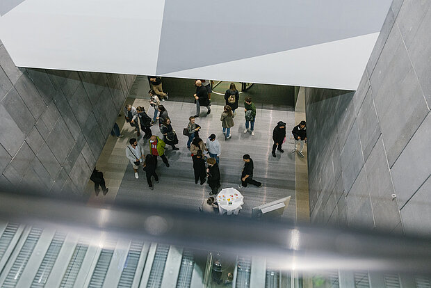 
            
                Menschen im Treppenhaus des mumok
            
        