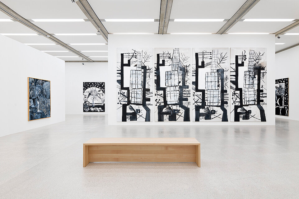 Blick in die Ausstellung Tobias Pils. Shh im mumok, zu sehen sind Gemälde im Ausstellungsraum.