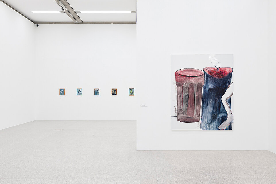 Blick in die Ausstellung Tobias Pils. Shh im mumok, zu sehen sind Gemälde im Ausstellungsraum.