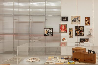ein heller Ausstellungsraum mit verschiedenen Kunstwerken in unterschiedlichen Größen und Formen