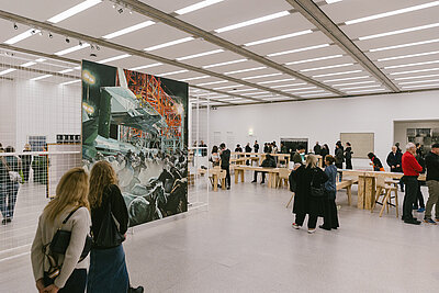 Menschen in der Ausstellung Nie endgültig! Das Museum im Wandel