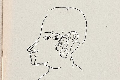 Linienzeichnung eines menschlichen Kopfes im Profil mit stark vereinfachten Gesichtszügen und betontem Ohr auf hellem Papier. / Line drawing of a human head in profile with strongly simplified facial features and a prominent ear on light-colored paper.