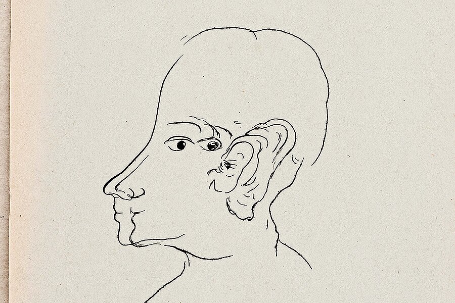 Linienzeichnung eines menschlichen Kopfes im Profil mit stark vereinfachten Gesichtszügen und betontem Ohr auf hellem Papier. / Line drawing of a human head in profile with strongly simplified facial features and a prominent ear on light-colored paper.