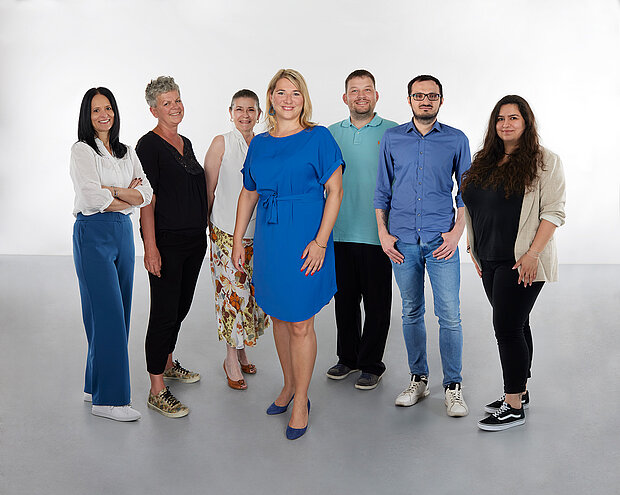 
            
                eine Gruppe von Personen steht vor einer weißen Wand: Das Team der Finanzen im mumok
            
        