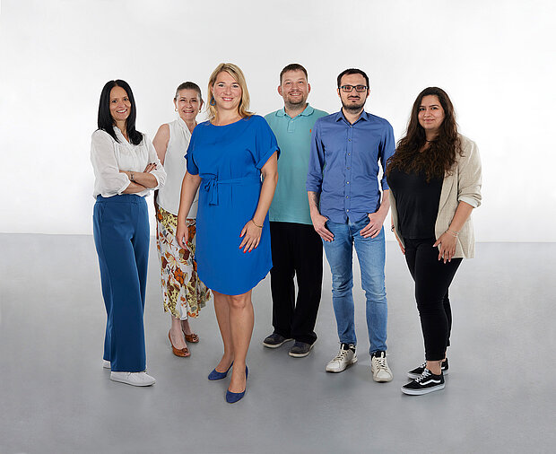 
            
                eine Gruppe von Personen steht vor einer weißen Wand: Das Team der Finanzen im mumok
            
        