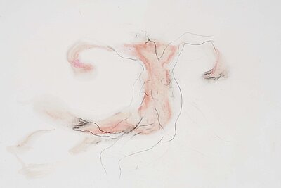 Zarte Zeichnung einer sitzenden, menschlichen Figur mit ausgebreiteten Armen, ausgeführt in feinen Linien und rötlichen Schattierungen auf weißem Papier. / Delicate drawing of a seated human figure with outstretched arms, rendered in fine lines and reddish shading on white paper.