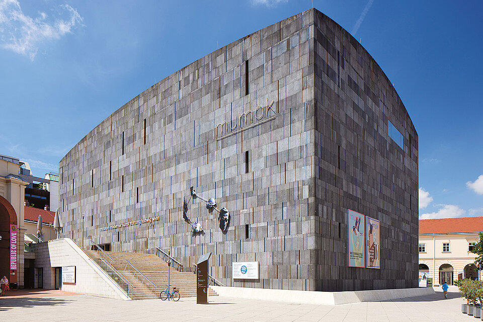 Nikita Kadan, On Protection of the Monuments, 2023–2025 an der Außenfassade des mumok