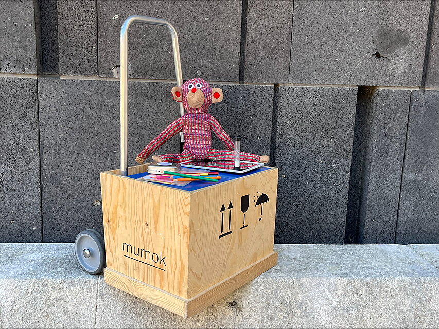 KinderkunstTransporter im mumok mit Bastelutensilien für Kinder