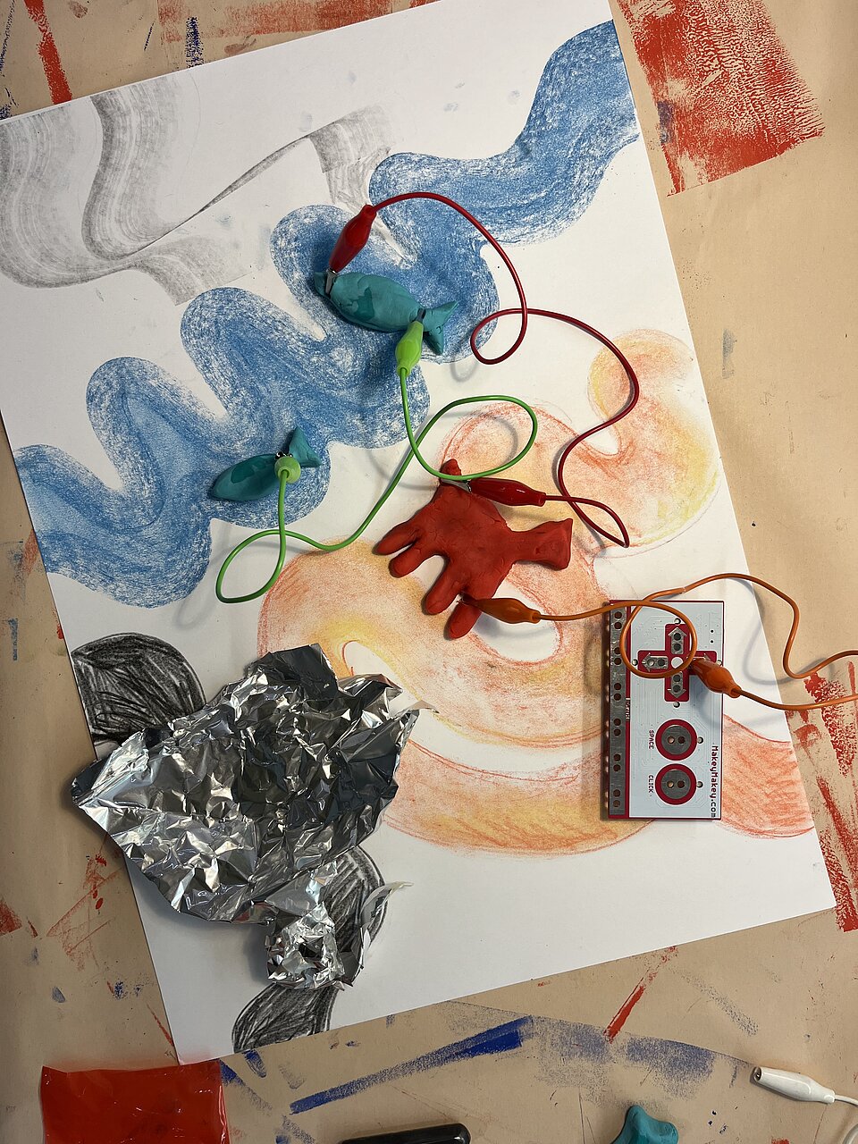 
            
                Utensilien aus dem Makey Makey Workshop im mumok
            
        