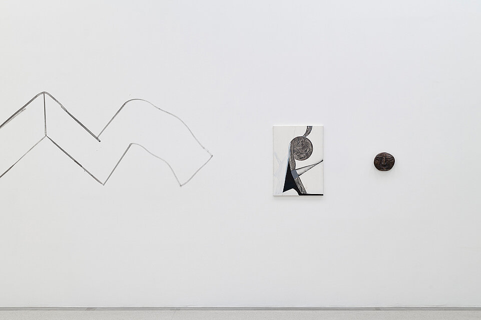 Blick in die Ausstellung Tobias Pils. Shh im mumok, zu sehen sind Gemälde im Ausstellungsraum.
