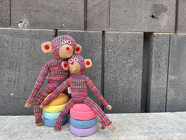 
            
                mumok Kuscheltierbuddy: bunte Affen-Stofftiere für Kinder
            
        