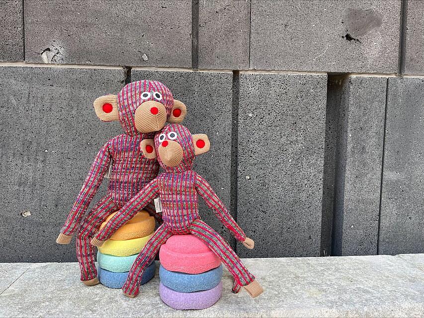 mumok Kuscheltierbuddy: bunte Affen-Stofftiere für Kinder