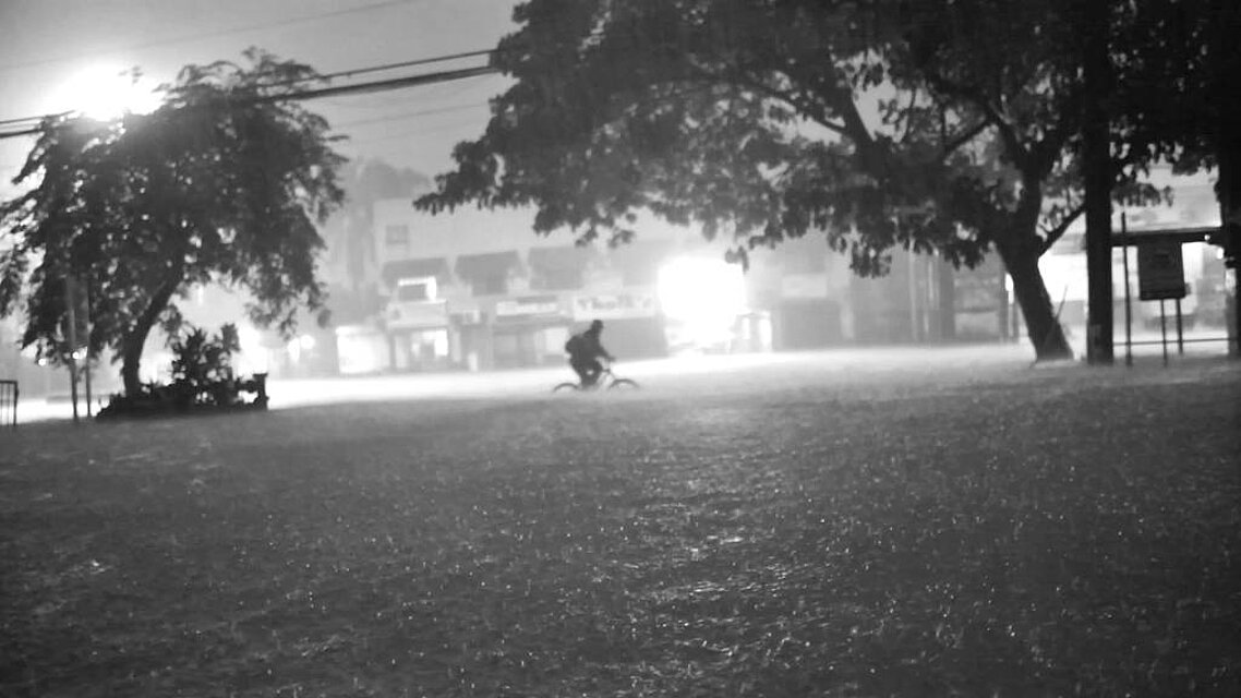 Filmstill in black and white: Lav Diaz, aus / from: Ang araw bago ang wakas (The day before the end), 2015, Courtesy Int. Kurzfilmtage Oberhausen, © Lav Diaz