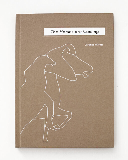 Buchcover mit brauner Oberfläche, dem Titel „The Horses are Coming“ und einer einfachen weißen Linienzeichnung mehrerer Pferde. / Book cover with a brown surface featuring the title “The Horses are Coming” and a simple white line drawing of multiple horses.
