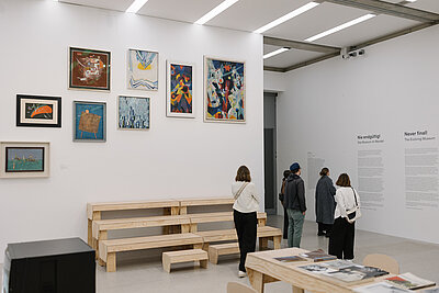 Menschen in der Ausstellung Nie endgültig! Das Museum im Wandel