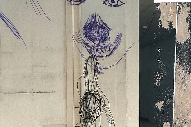 
            
                Vertikale, mehrschichtige Bildkomposition mit einer groben Strichzeichnung eines Gesichts, überlagert von Linien, Kabeln und rauen Wandstrukturen. / Vertical layered image composition featuring a rough line drawing of a face, overlaid with lines, cables, and coarse wall textures.
            
        
