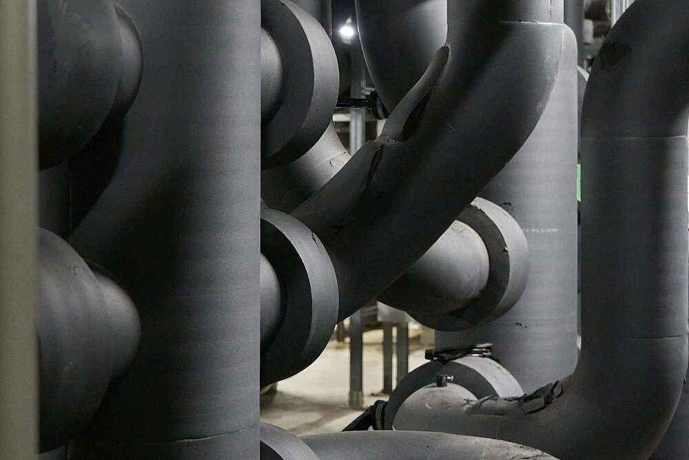 verschlungene dunkelgraue Rohre